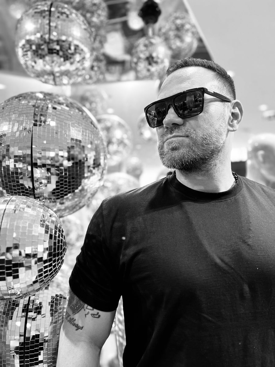 DJ Charlie Brown — portrét