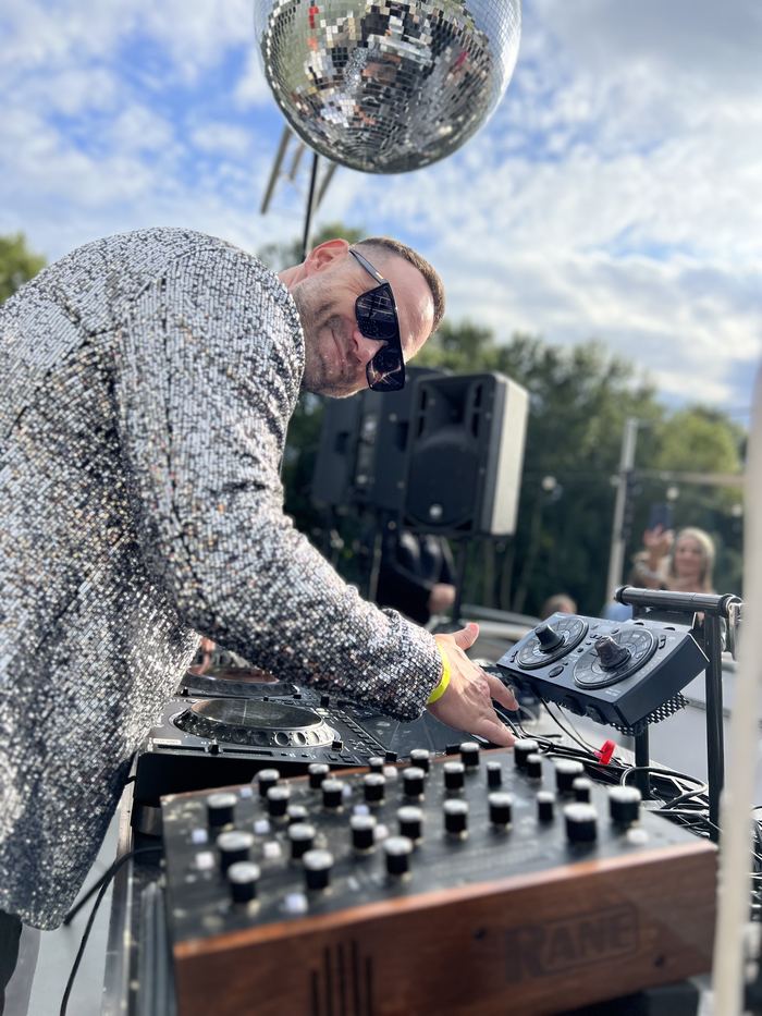DJ Charlie Brown na open air sete