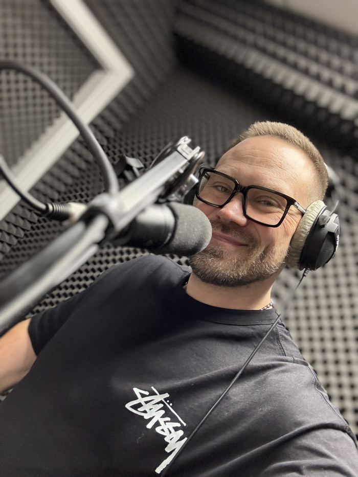 DJ Charlie Brown v rádiovom štúdiu
