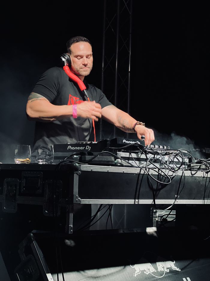 DJ Charlie Brown za pultom na pódiu